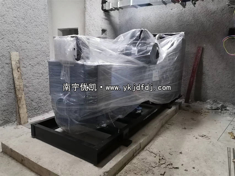 2022年12月29日，600kw玉柴發(fā)電機(jī)組柴油發(fā)電機(jī)到貨現(xiàn)場(chǎng)
