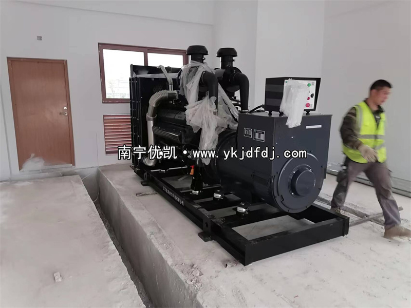 2023年2月20日，6臺(tái)上柴600kw柴油發(fā)電機(jī)組卸貨安裝中
