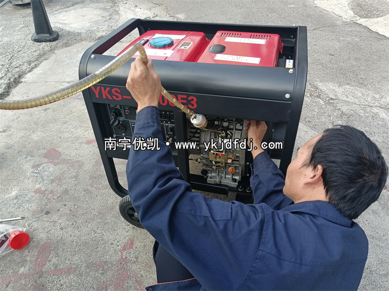 2023年11月24日，客戶(hù)到店自提8kw等功率柴油發(fā)電機(jī)組